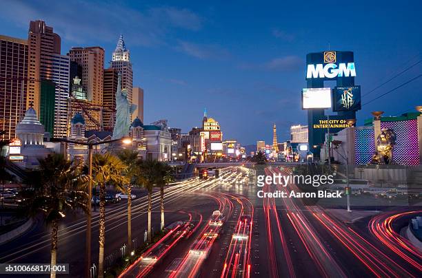 usa, nevada, las vegas, las vegas strip with skyline at night - las vegas boulevard stock pictures, royalty-free photos & images