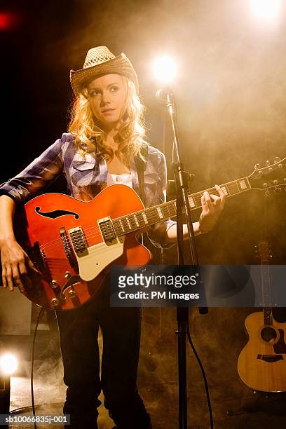 woman with guitar on stage - blonde female country singers - fotografias e filmes do acervo