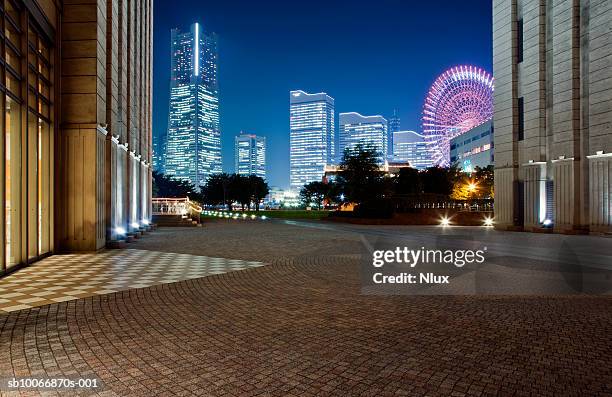 hotel with big wheel at dusk - yokohama 個照片及圖片檔