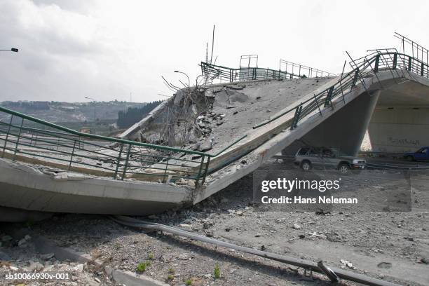 lebanon, beirut, bridge destroyed by war - desmoronar imagens e fotografias de stock