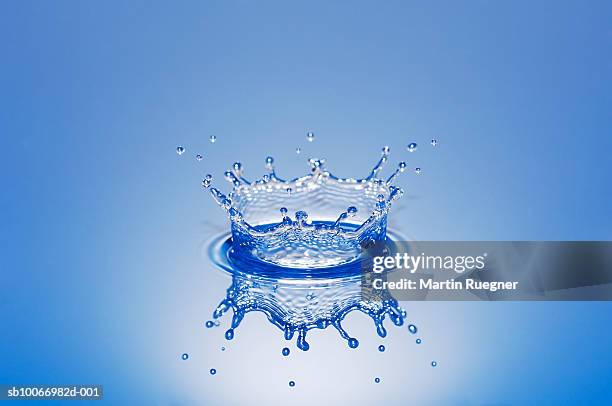 splash crown on water surface - splash crown stock pictures, royalty-free photos & images