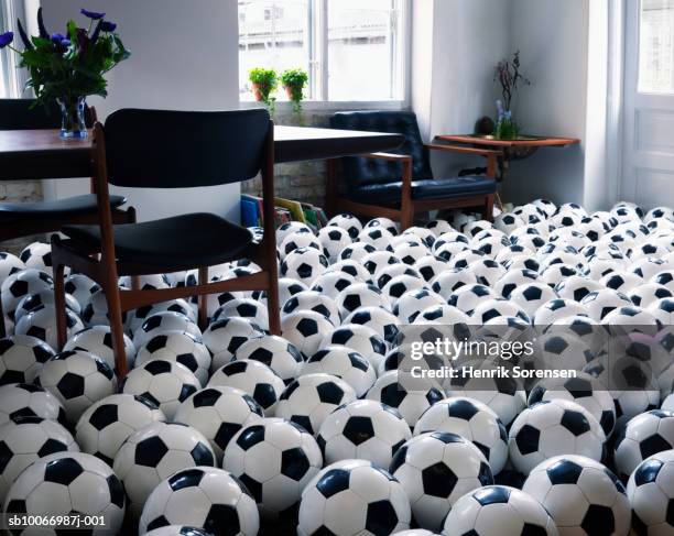 footballs covering floor of living room - ball chair foto e immagini stock