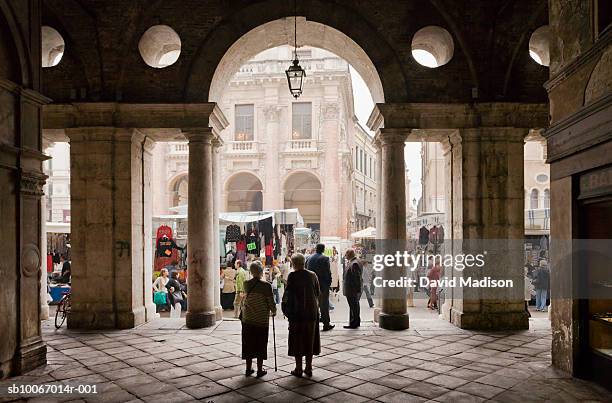 italy, veneto, vicenza, people shopping at street market - basilica palladiana stock pictures, royalty-free photos & images
