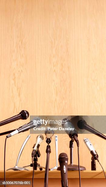 conference microphones on lectern - press conference fotografías e imágenes de stock