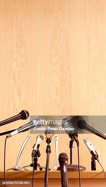 conference microphones on lectern - conferenza stampa foto e immagini stock