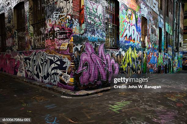 australia, melbourne, graffiti on wall - melbourne city at night stockfoto's en -beelden