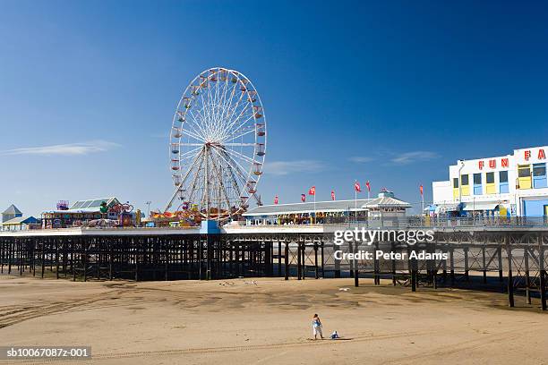 united kingdom, england, lancashire, ferris wheel and pier at blackpool - blackpool-lancashire stockfoto's en -beelden