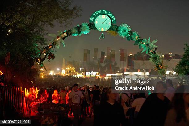 glastonbury festival at night - glastonbury england 個照片及圖片檔