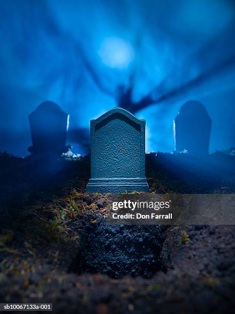 blank tombstone and fresh grave - blank gravestone stockfoto's en -beelden