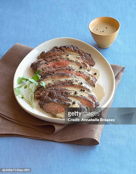 slices of flank steak in pepper sauce - molho de pimenta imagens e fotografias de stock