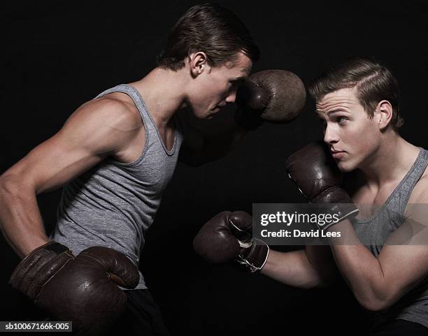 two men boxing - pantaloncini da pugile foto e immagini stock