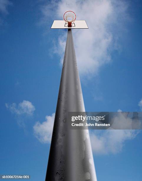 outdoor basketball hoop, low angle view - canasta de baloncesto fotografías e imágenes de stock