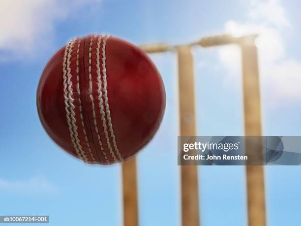 cricket ball flying towards stumps - cricket ball close up stockfoto's en -beelden
