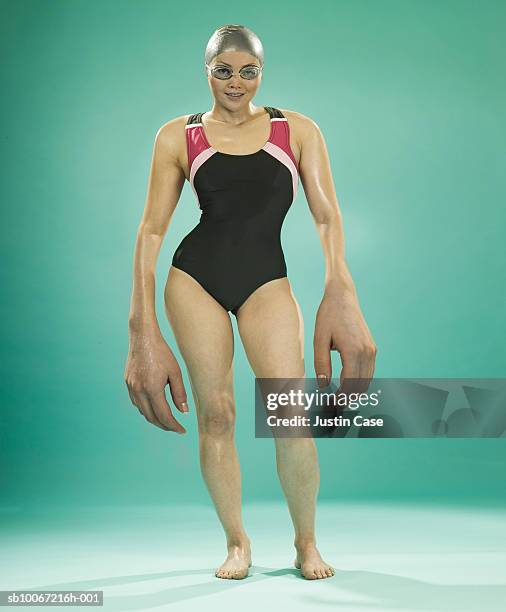 female swimmer with large hands (digital composite) - groot stockfoto's en -beelden