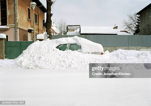 car covered in snow drift - unfall konzepte stock-fotos und bilder