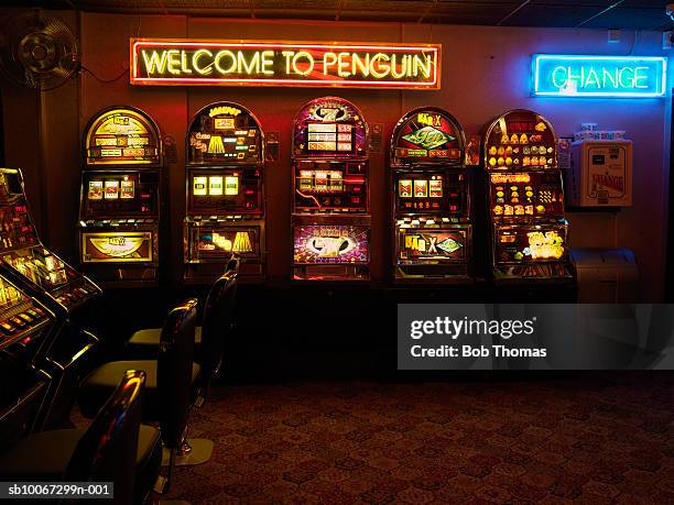 row of slot machine - casino interior photos et images de collection
