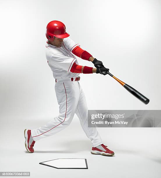 baseball batter swinging, studio shot - jogador de beisebol - fotografias e filmes do acervo