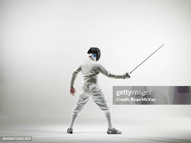 fencer, studio shot - escrime photos et images de collection