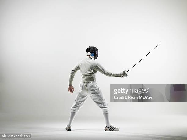 fencer, studio shot - fioretto sport foto e immagini stock
