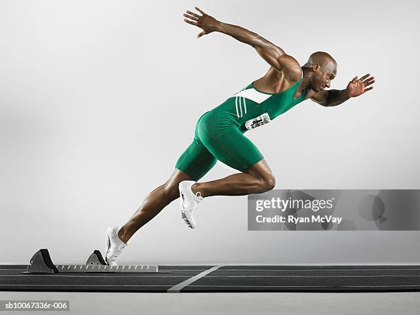 runner taking off on track (studio shot) - linea di partenza attrezzatura sportiva foto e immagini stock