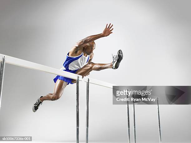 hurdler in mid-jump (studio shot) - hurdle 個照片及圖片檔