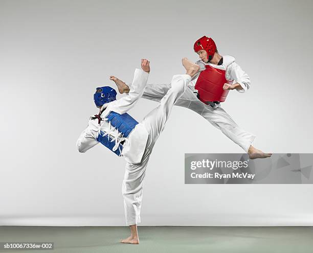 tae kwon do players fighting (studio shot) - taekwondo stock-fotos und bilder