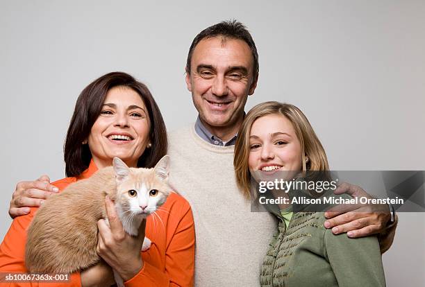 portrait of family including teenage girl (14-15) and cat - één ouder stockfoto's en -beelden