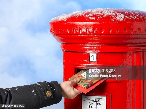 man posting gifts, close-up - openbare brievenbus stockfoto's en -beelden