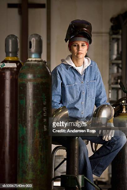 female welder, portrait - schutz und arbeitskleidung stock-fotos und bilder