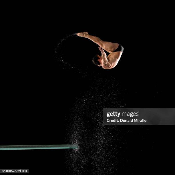 diver in mid-air - 1m diving foto e immagini stock