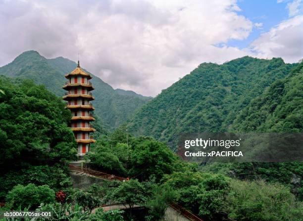 taiwan, tienhsiang, pagoda in forest at taroko gorge - taiwan stock-fotos und bilder