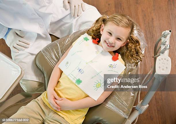 girl (6-7) with dentist, elevated view - odontopediatría fotografías e imágenes de stock