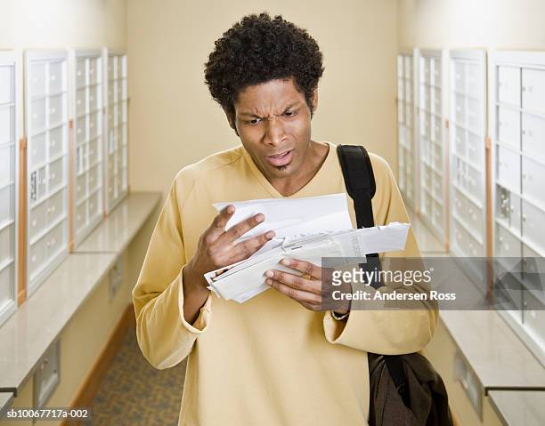 man reading mail - look down - fotografias e filmes do acervo