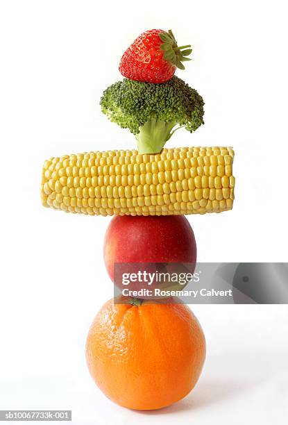 stack of fruits and vegetables - 5 am tag stock-fotos und bilder