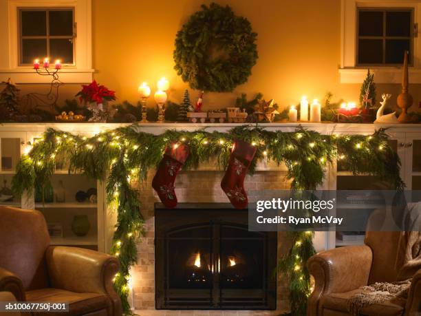 fireplace with christmas decoration - kaminfeuer stock-fotos und bilder