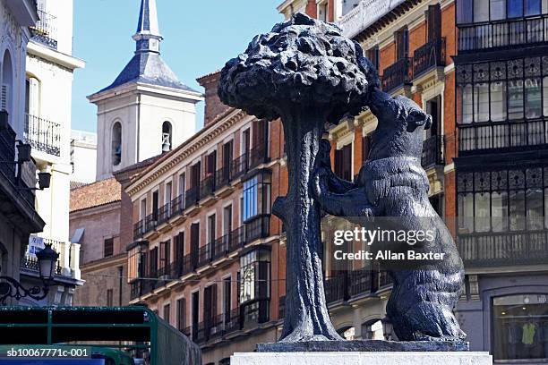 spain, madrid, bear statue - oso fotografías e imágenes de stock
