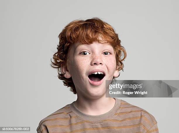 boy (8-9 years) with open mouth, portrait, studio shot - childs pose stockfoto's en -beelden