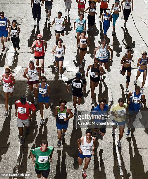 people running in marathon - carrera fotografías e imágenes de stock