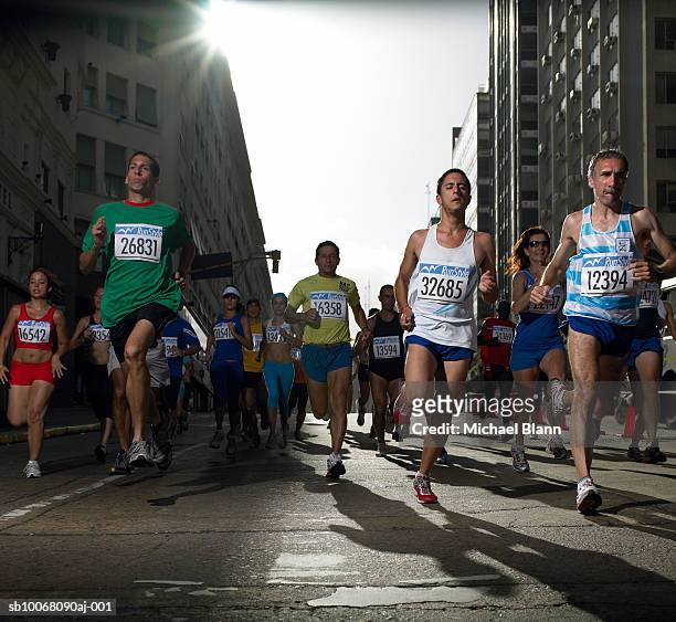 people running in marathon - marathon runners black and white photos et images de collection