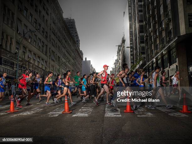 people running in marathon - marathon stock-fotos und bilder