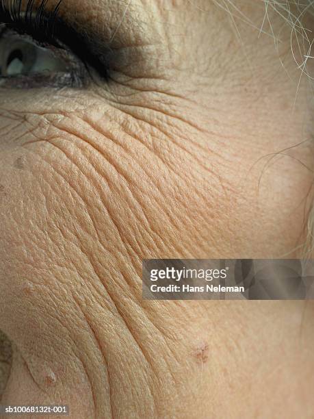 close up of senior woman's cheek - enrugado - fotografias e filmes do acervo