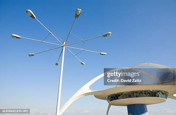 usa, california, los angeles, street light in star pattern next to theme restaurant at lax - lax stock-fotos und bilder