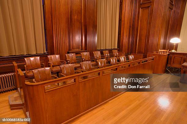 jury box in courtroom - empty courtroom stock-fotos und bilder