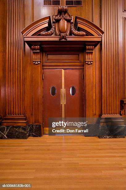 entrance door to courtroom - empty courtroom stock-fotos und bilder