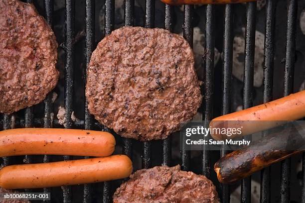 close-up of meat on grill - burger grill stockfoto's en -beelden