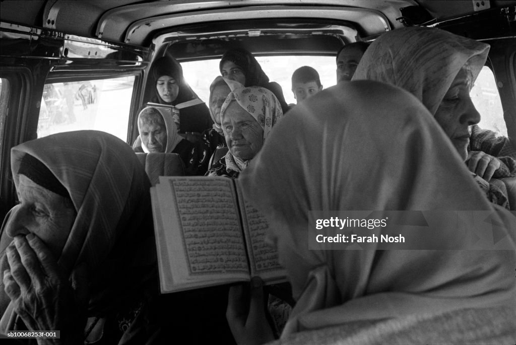 Evacuees fleeing from Aitaroun in van