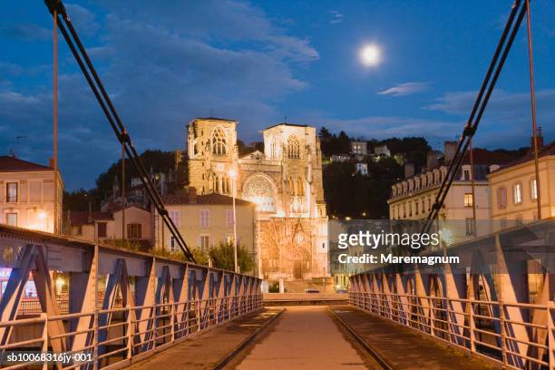 france, rhone-alpes, rhone valley, isere, vienne, saint-maurice cathedral illuminated at dusk, bridge in foreground - vienne france ストックフォトと画像