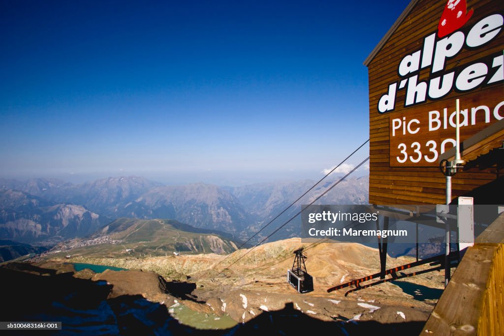 France, Rhone-Alpes, Isere, Alpe d'Huez, cable car station on top of Pic Blanc mountain