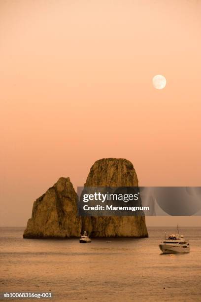 italy, campania, capri island, capri, faraglioni  rock formations at sunset - isle of capri sunset stock pictures, royalty-free photos & images