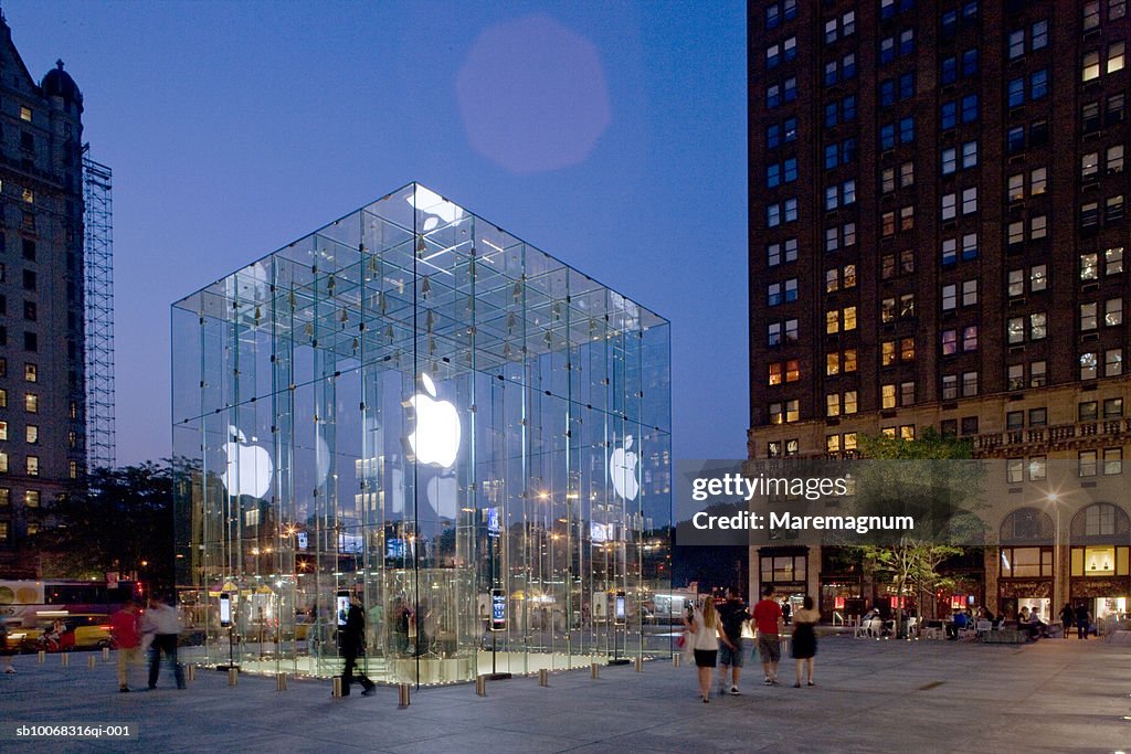 Usa New York Manhattan Apple Store On 59th Street High-Res Stock Photo -  Getty Images